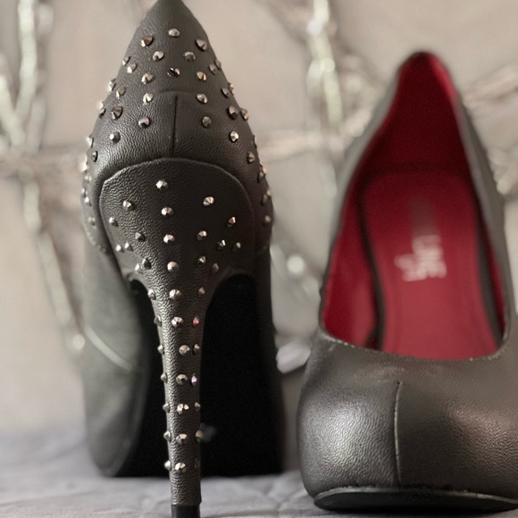 Size 8 1/2 Gray Platform Studded Pumps - Picture 7 of 10